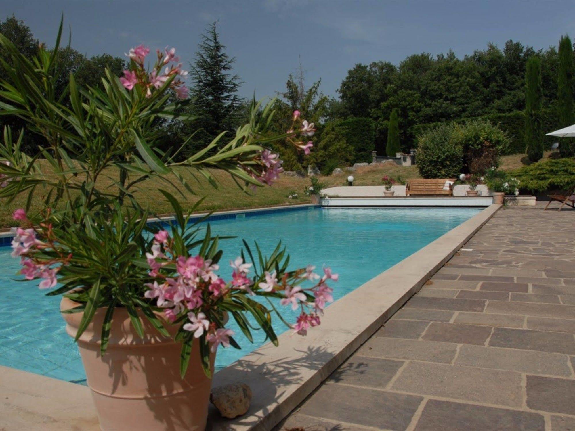 La Deviniere Hotel Donzère Exterior foto